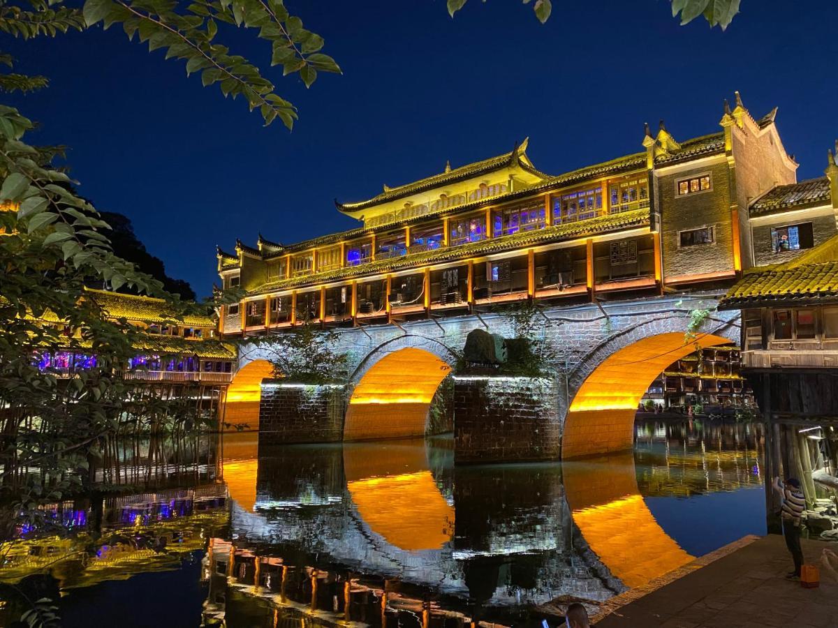 Hemu House Hotell Fenghuang Exteriör bild