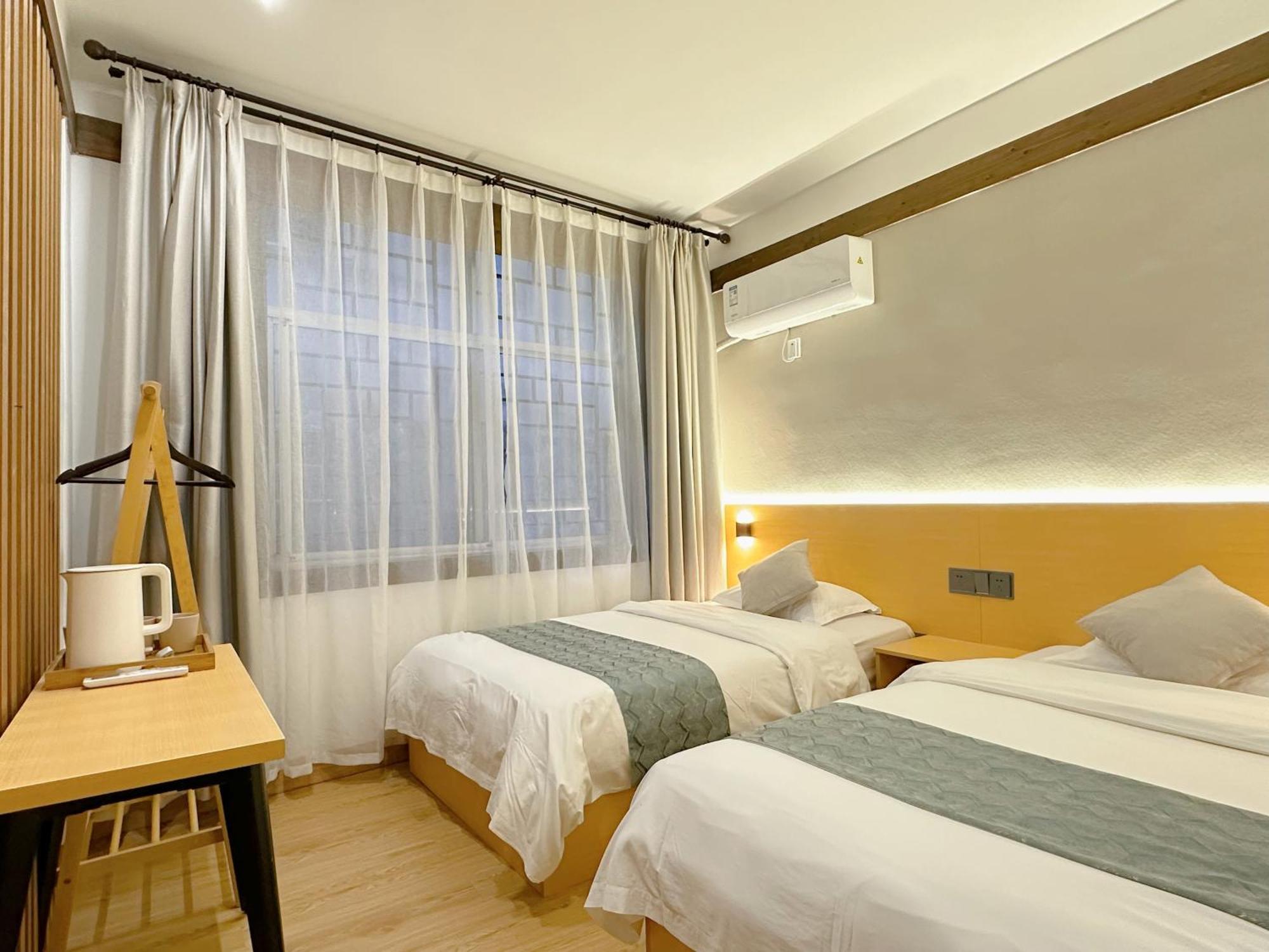 Hemu House Hotell Fenghuang Exteriör bild