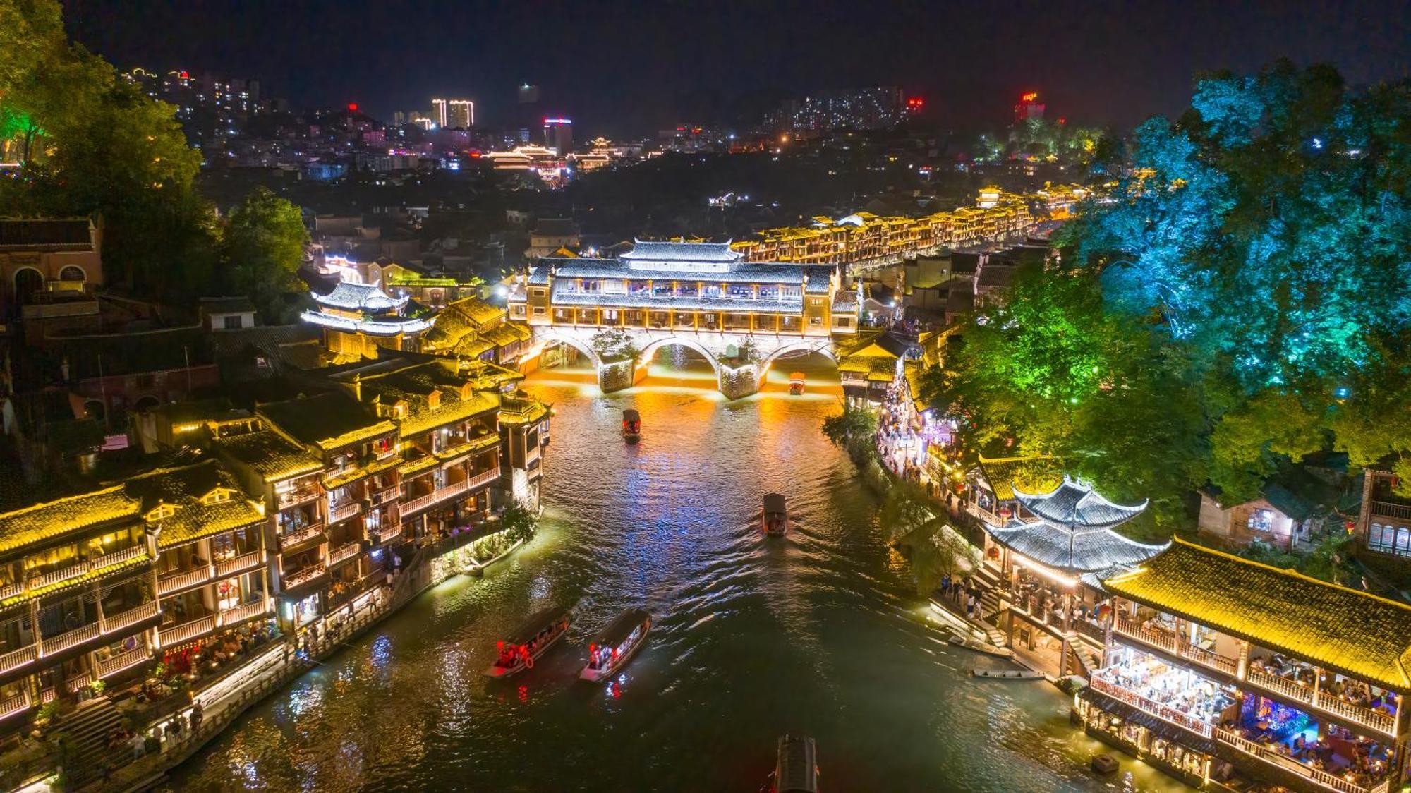Hemu House Hotell Fenghuang Exteriör bild