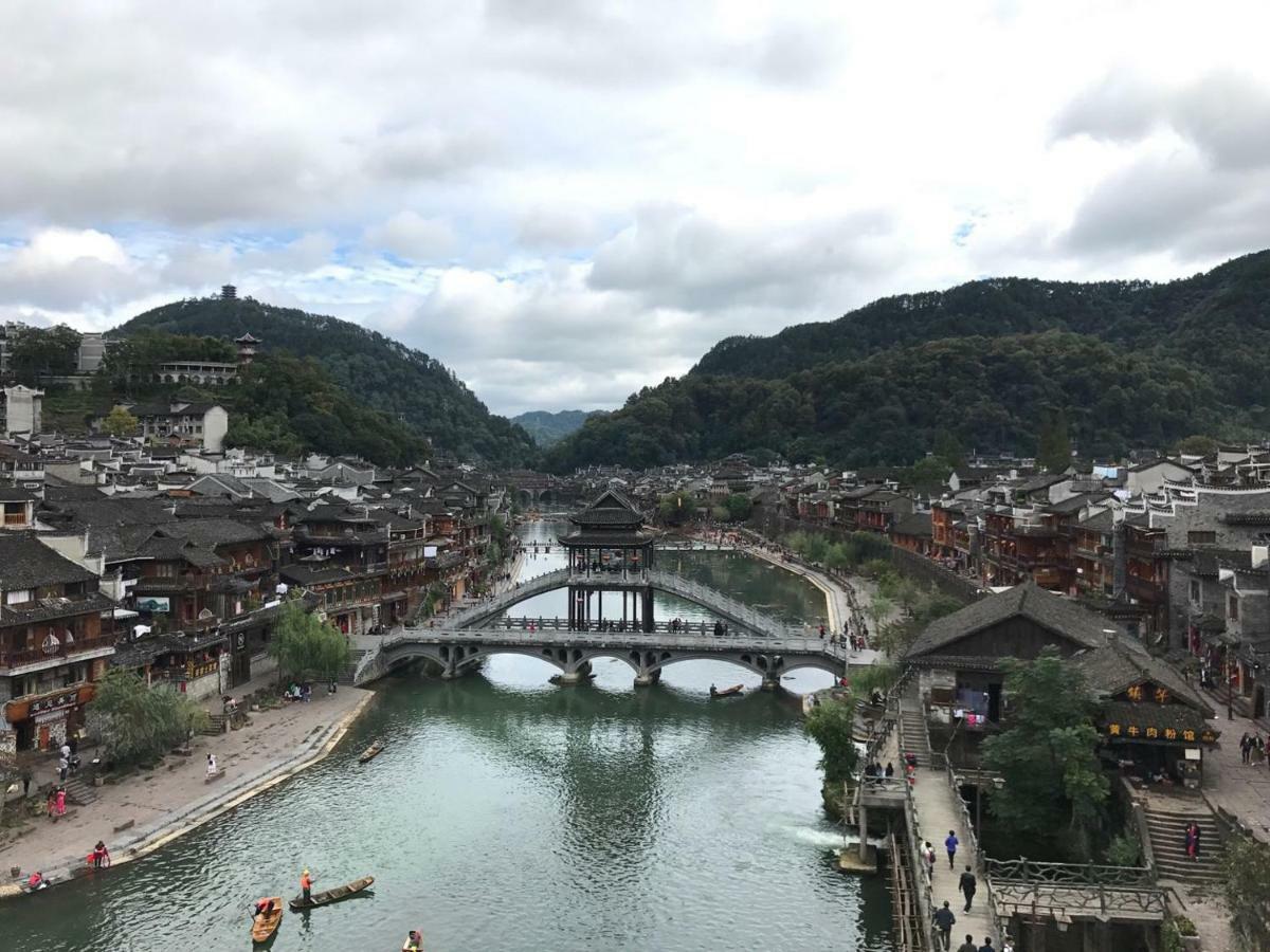 Hemu House Hotell Fenghuang Exteriör bild